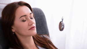 femme allongée hypnotisée par un pendule